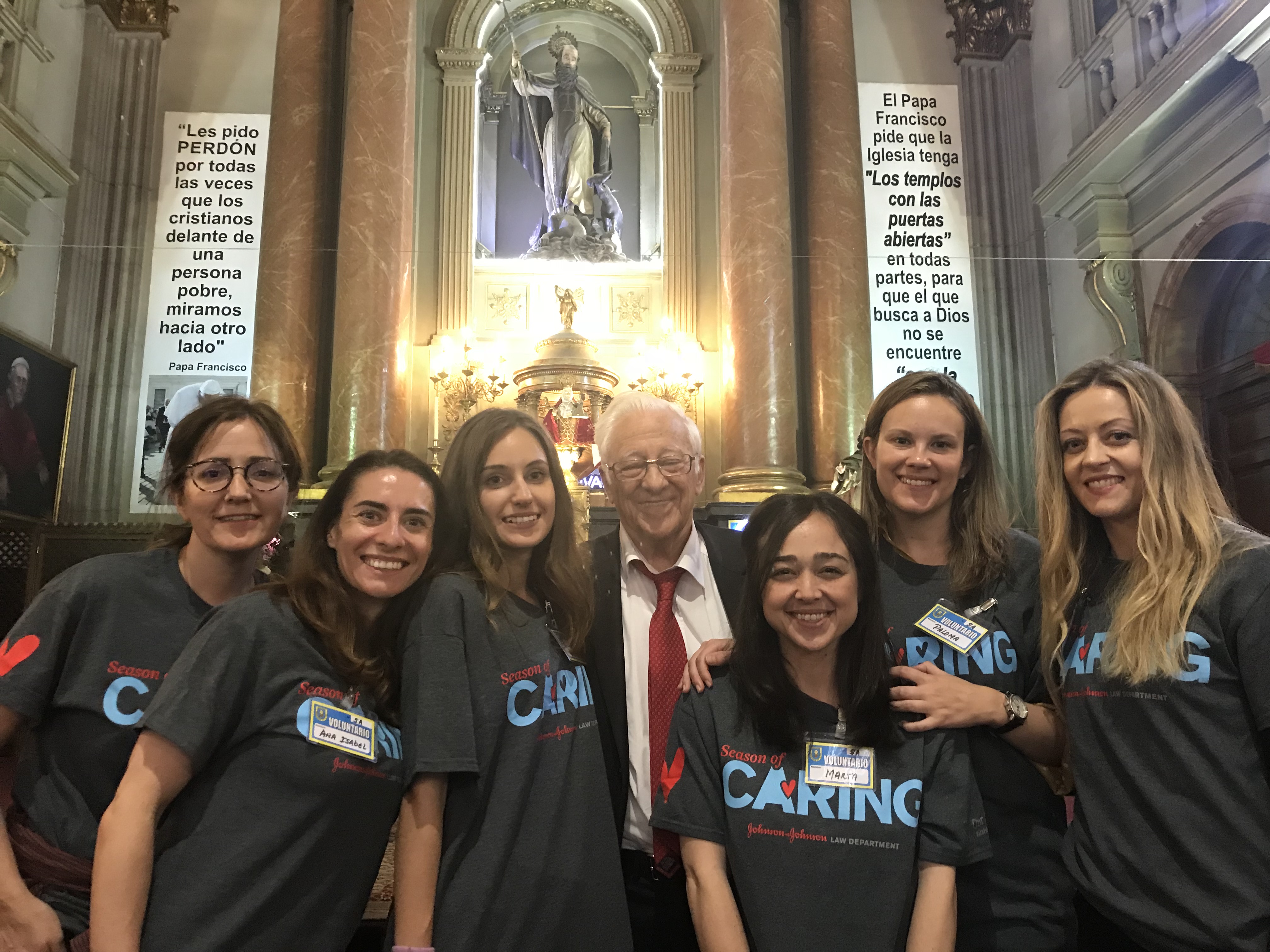 Voluntarias con el padre.